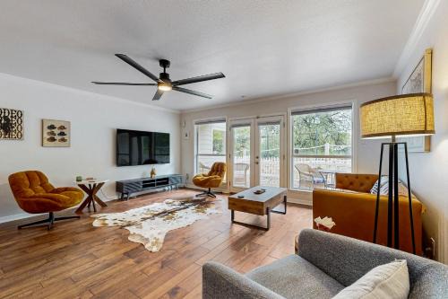‘Lakeside Getaway’ w/Patio on Lady Bird Lake in Austin