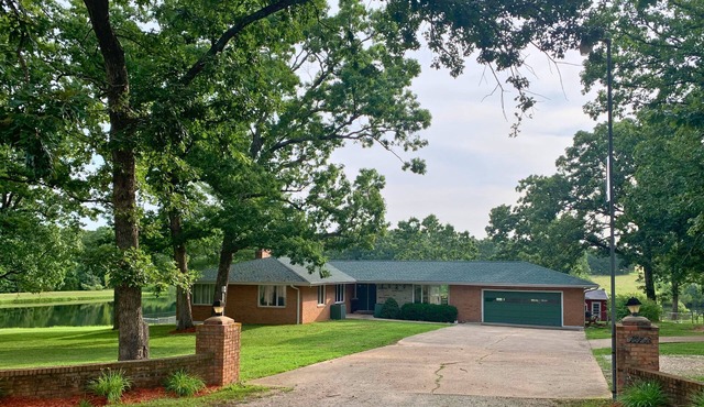 Leasburg Lakehouse vacation home & private stocked lake near Meramec River. in Leasburg