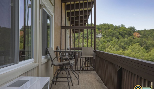 Logan Lodge (Unit #135) | Ski/MTB/Golf | Ski slope & Resort valley views | Vaulted ceilings! in Basye