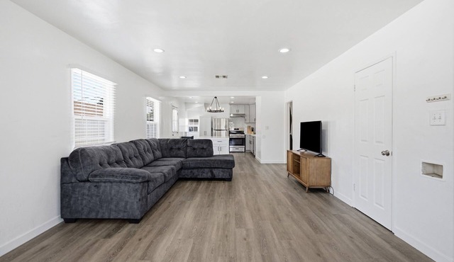 Long Beach - Renovated 2BR - Full Kitchen + W/D - Monthly Stays in Long Beach