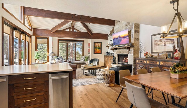 Luxury 3 BR Deer Valley Townhome - 5 Min Walk to Slopes, Family & Pet Friendly in Park City