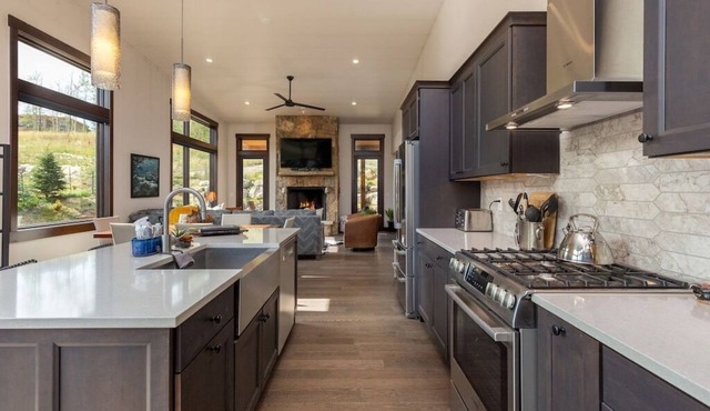 LUXURY home, Backyard HOT TUB - KEYSTONE 13 miles - STAY & PLAY amenities in Silverthorne