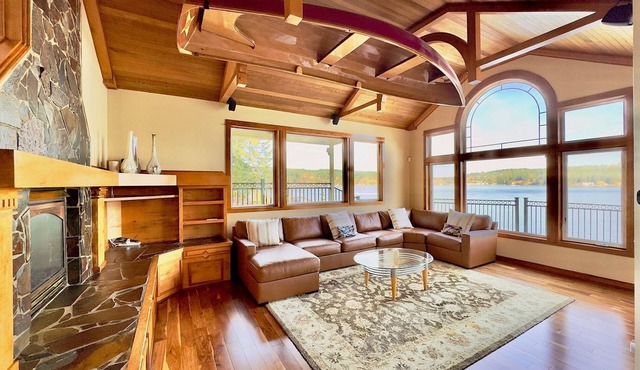 Luxury Waterfront Home, Sleeps 14, 4BR + Bonus Room, Private Beach & Pickleball in Port Orchard