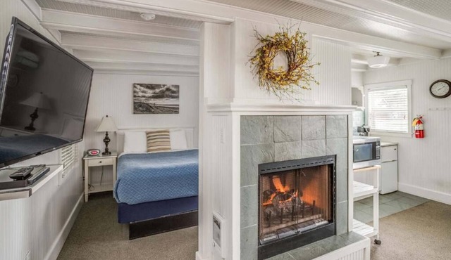 McBee Cottage - Standard Queen Room with Kitchenette and Beach Access! in Cannon Beach