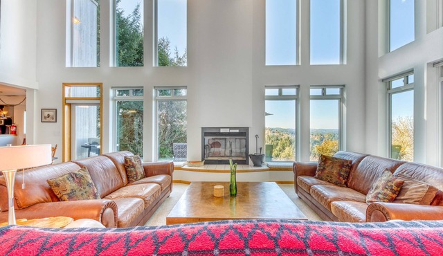 Mid-century home with floor-to-ceiling windows & great views in Coos Bay