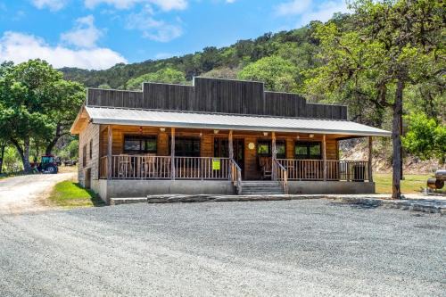 Miracle Springs Ranch Lodge in Leakey