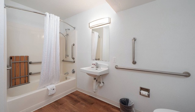 Modern 1-bedroom hotel with kitchenette in the heart of Centralia! in Centralia