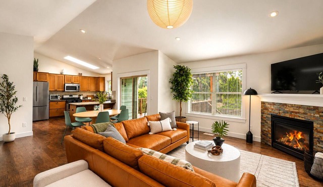 Modern & Cozy Home - EV Charger - Easy Access to PDX Metro in Portland