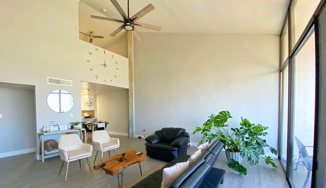 Mountain side retreat w/ floor to ceiling windows! in Bakersfield