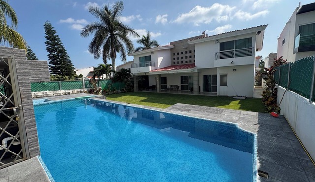 Luxury home for 25, Lomas de Cocoyoc, swimming pool, jacuzzi, private garden in Fraccionamiento Lomas de Cocoyoc