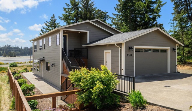 New Listing! Beautiful 3 bed, 2 1/2 bath river view home with hot tub & game room in Florence