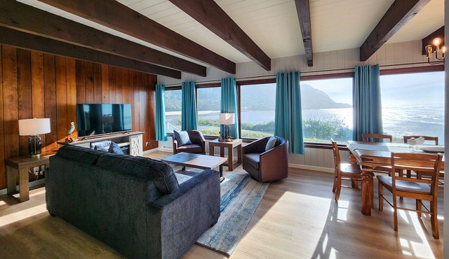 Ocean Front 5 BR Home! Yachats, Walk to Everything! Dog Friendly! in Yachats