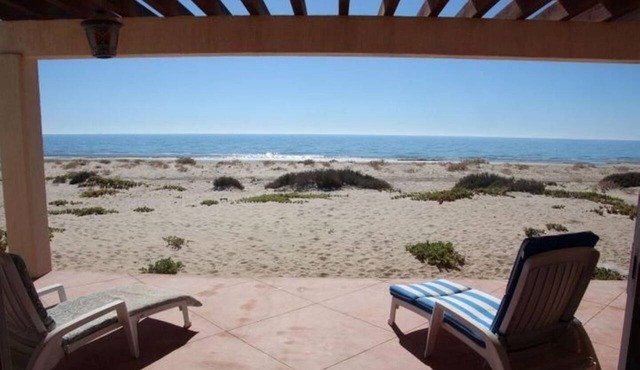 Oceanfront 3 bdrm home. Miramar Escape. AC, Wi fi, Icemaker. Beach! in Puerto Penasco