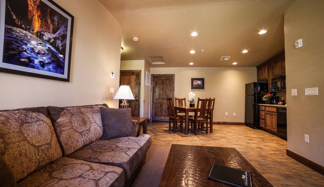 Park Entrance Hub | 1 Unit | 1.2 Miles to Oscar’s Café and DeZion Art Gallery in Springdale