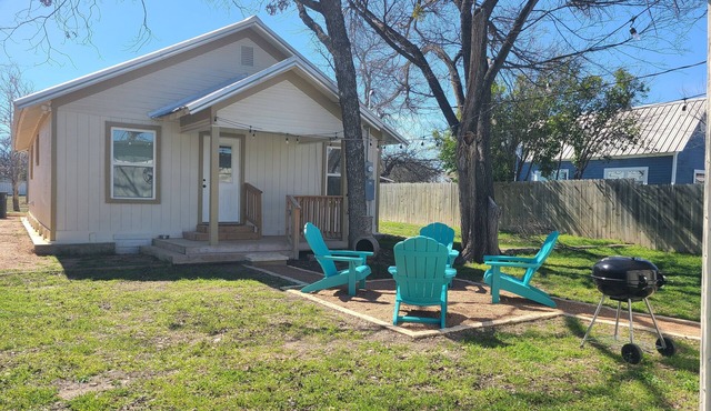 Pet-Friendly Home for 7 with Fire Pit in Junction