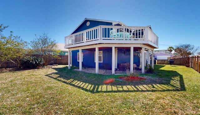 Pet Friendly with Large Fenced Yard, Golf Cart Access in Port Aransas