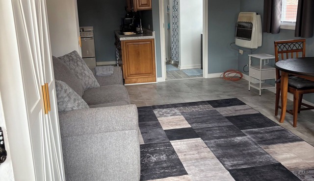Quaint Studio Unit in fantastic Beecher with refreshing AC in Beecher