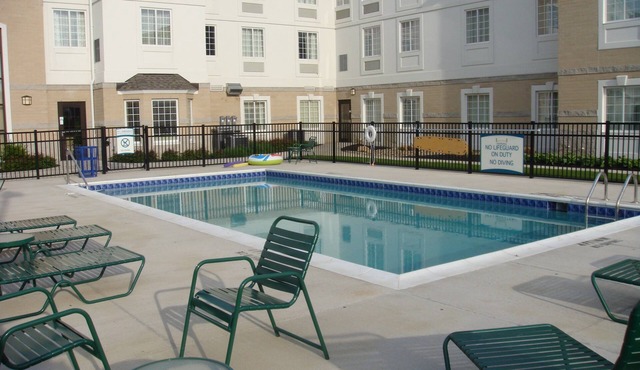 Queen Studio | 24-Hour Business Center, Fitness Center + Free Daily Breakfast in Mayfield Heights