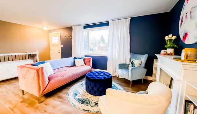 Quiet Clean Pet Friendly Close to Downtown Sleeps 10 in Colorado Springs