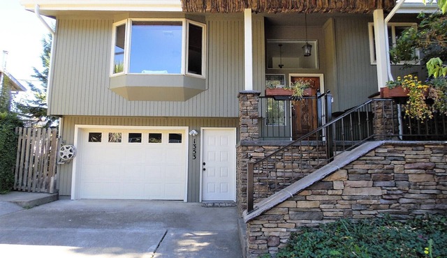 Relax & Rejuvenate in 4Br home with Hot Tub & Deck, in heart of Roseburg in Roseburg