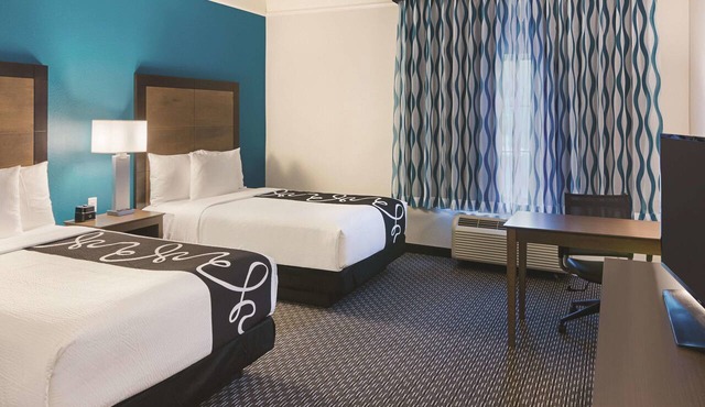 Relaxing Queen Room near UCF w/Pool Access – Short Walk in Orlando
