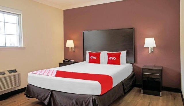 Relaxing Unit Near Downtown - Pool, Pet Friendly With Free Parking in McAllen