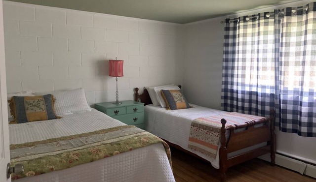 Renovated Lake Suite 2, Kitchen, Private Beach + Dock Access, Not Dog Friendly in Holderness