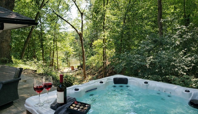 Riverfront Haven: Hot Tub, Fire Place 5 Beds Near ND in Niles
