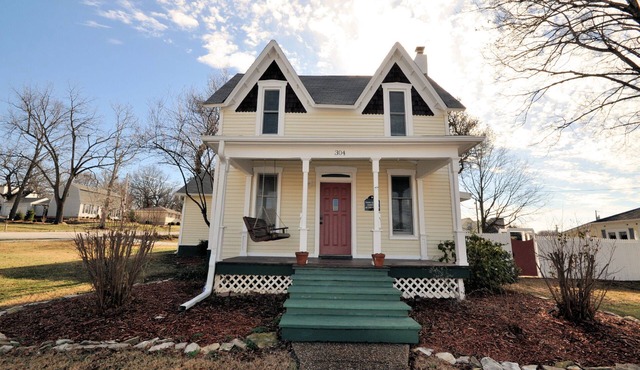 Romantic Historic Cottage in the Ozarks! in Ozark