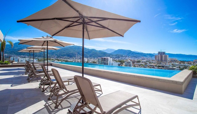Rooftop Infinity Pool, Top-Floor 2BR in Versalles in Puerto Vallarta