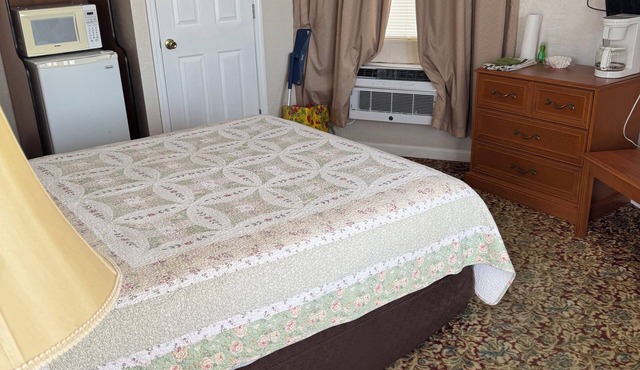 Room 10-Traditional Motel Room w/Oceanview in Daytona Beach