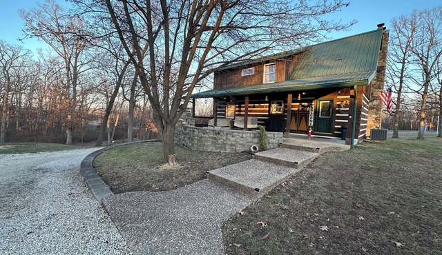 Rustic Cabin/4-bed/Fireplace/Hot Tub/Bar Area in Owensville