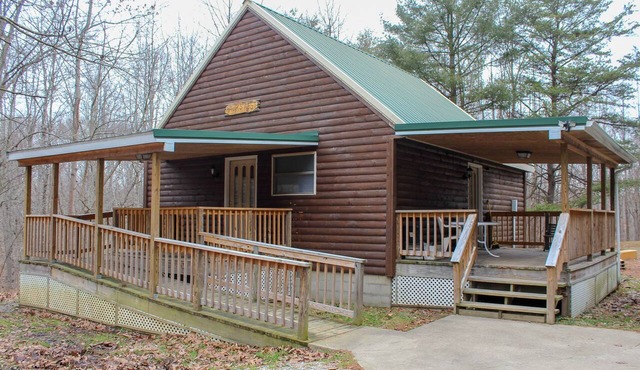 Rustic Hawk's Nest Cabin Nestled in the Woods located near Hocking Hills in Nelsonville