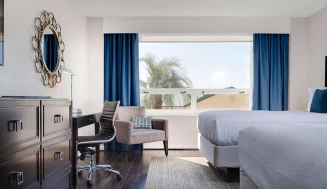 Savannah Stay | Rooftop Pool View + Dining in Savannah