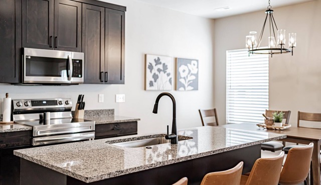 Sleeps 12 people. in Ammon