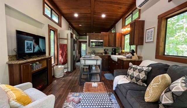 Snuggle Up-Swimming Pool & Clubhouse - Tiny House in Broken Bow