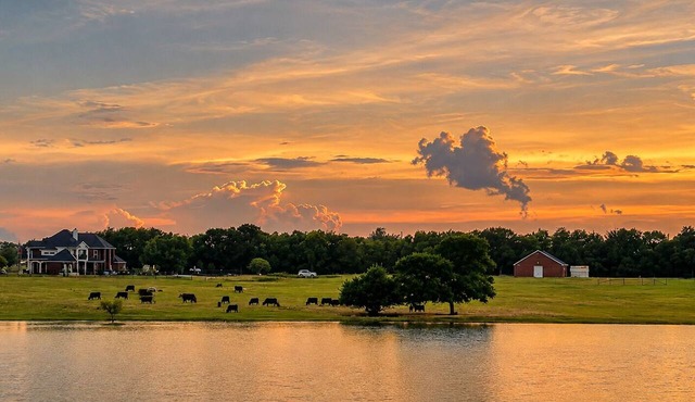 Spacious 18‑Acre Lakefront Farm House Peaceful Sunset Country Escape in Blue Ridge