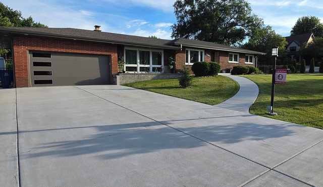 Spacious 4 bdr house in Medinah within walking distance of Medinah Country Club in Medinah