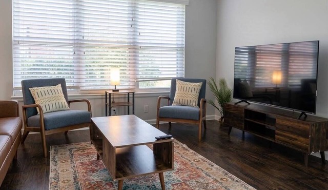 Spacious 4BR Home 2 Kitchens Sleeps 8 in Houston