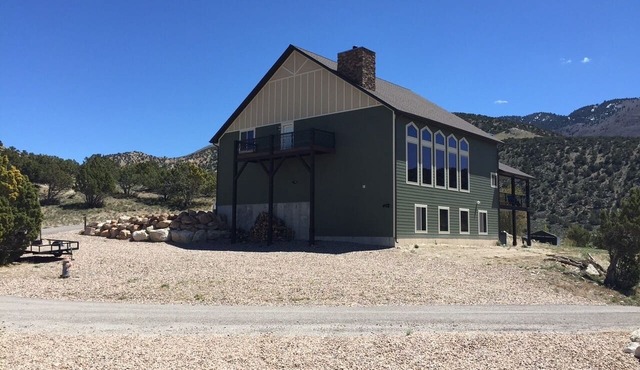 Spacious and beautiful 5400 sq. ft. cabin located near Palisade State Park. in Sterling