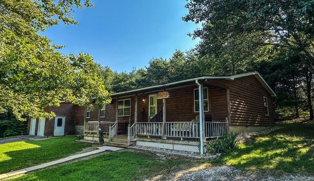 Spacious Eagle's Landing Cabin near Hocking Hills in Nelsonville