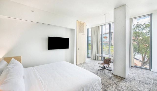 Spacious Lake View Suite near UF Campus in Gainesville