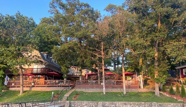 Spacious Large Family Lake Home For Rent in Eldon