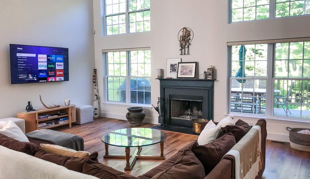 Spacious & Modern Home in Pinecrest Lake Golf Club. 3 Mi to Lake Naomi in Pocono Pines