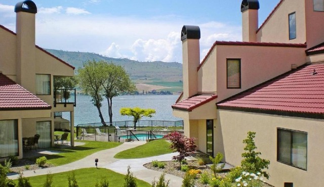 Spacious Resort Condos Fronting Beautiful Lake Chelan in Chelan