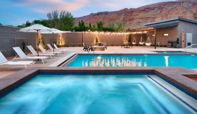 Standard King at Gravity Haus Moab, Outdoor Pool, Free Parking in Moab