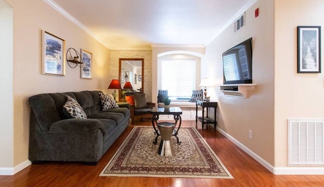 Stylish & Comfy ~ 5★ Location, Office, ♛Queen Bed in Ridgecrest