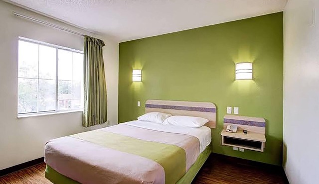 Super 8 by Wyndham Aurora East in Aurora