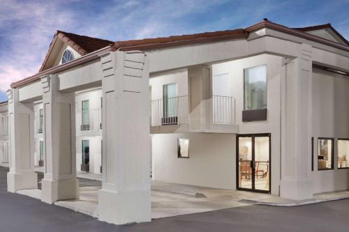 Super 8 by Wyndham Ringgold Chattanooga Area in Ringgold