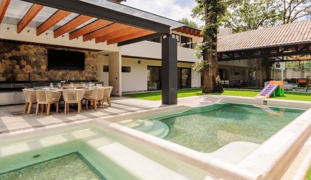 Superb and Spacious Residence with Garden and Pool in Valle de Bravo